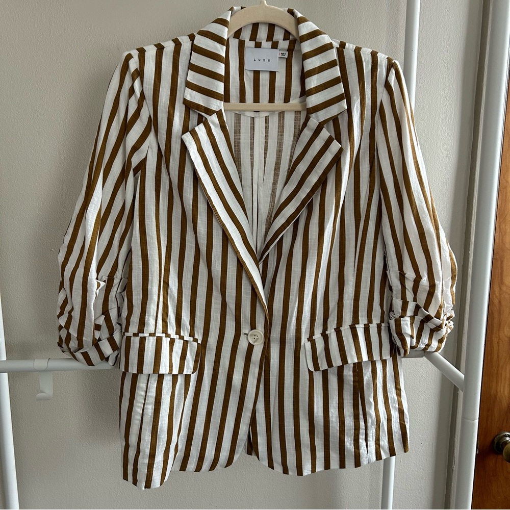 ⭐️ Lush brown and white striped unlined blazer with 3/4 length sleeves
